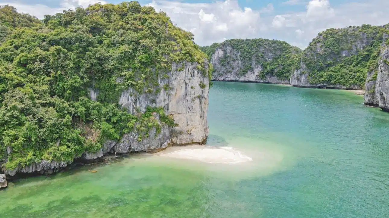Three Peaches Beach (Ba Trai Đao Beach), How to get to Three Peaches