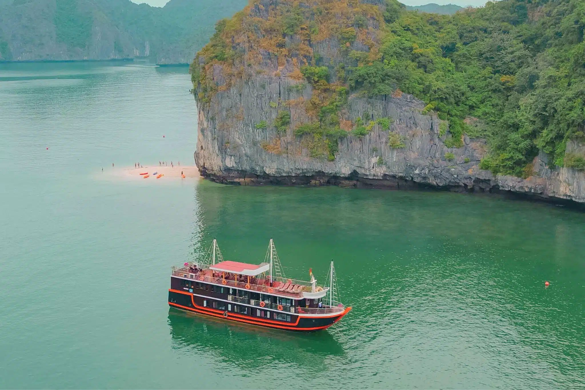 Three Peaches Beach (Ba Trai Đao Beach), How to get to Three Peaches