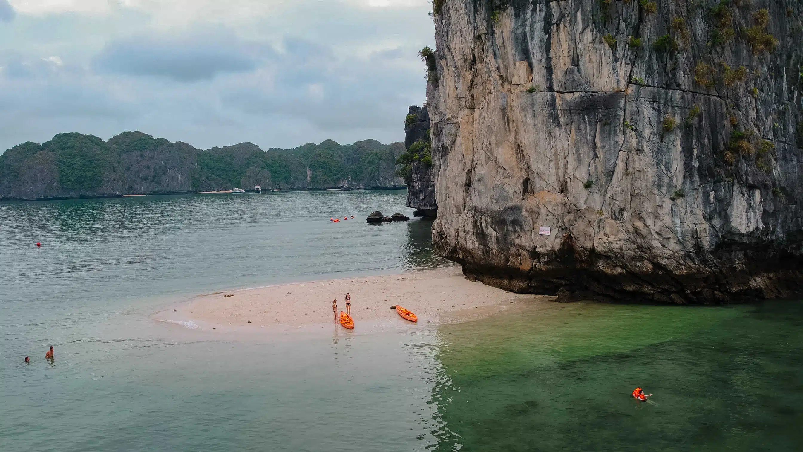 Three Peaches Beach (Ba Trai Đao Beach), How to get to Three Peaches