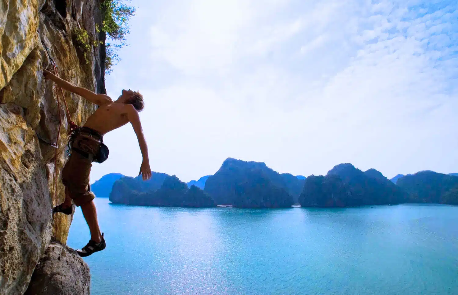 climbing-at-but-islet-cat-ba