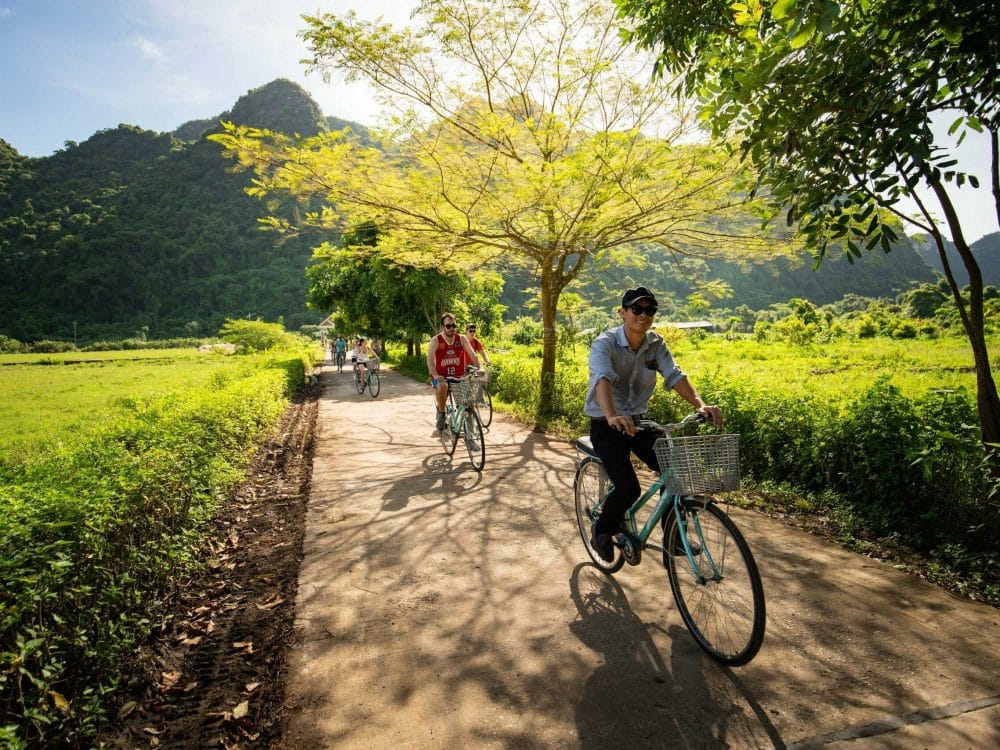 biking-to-explore-viet-hai-village