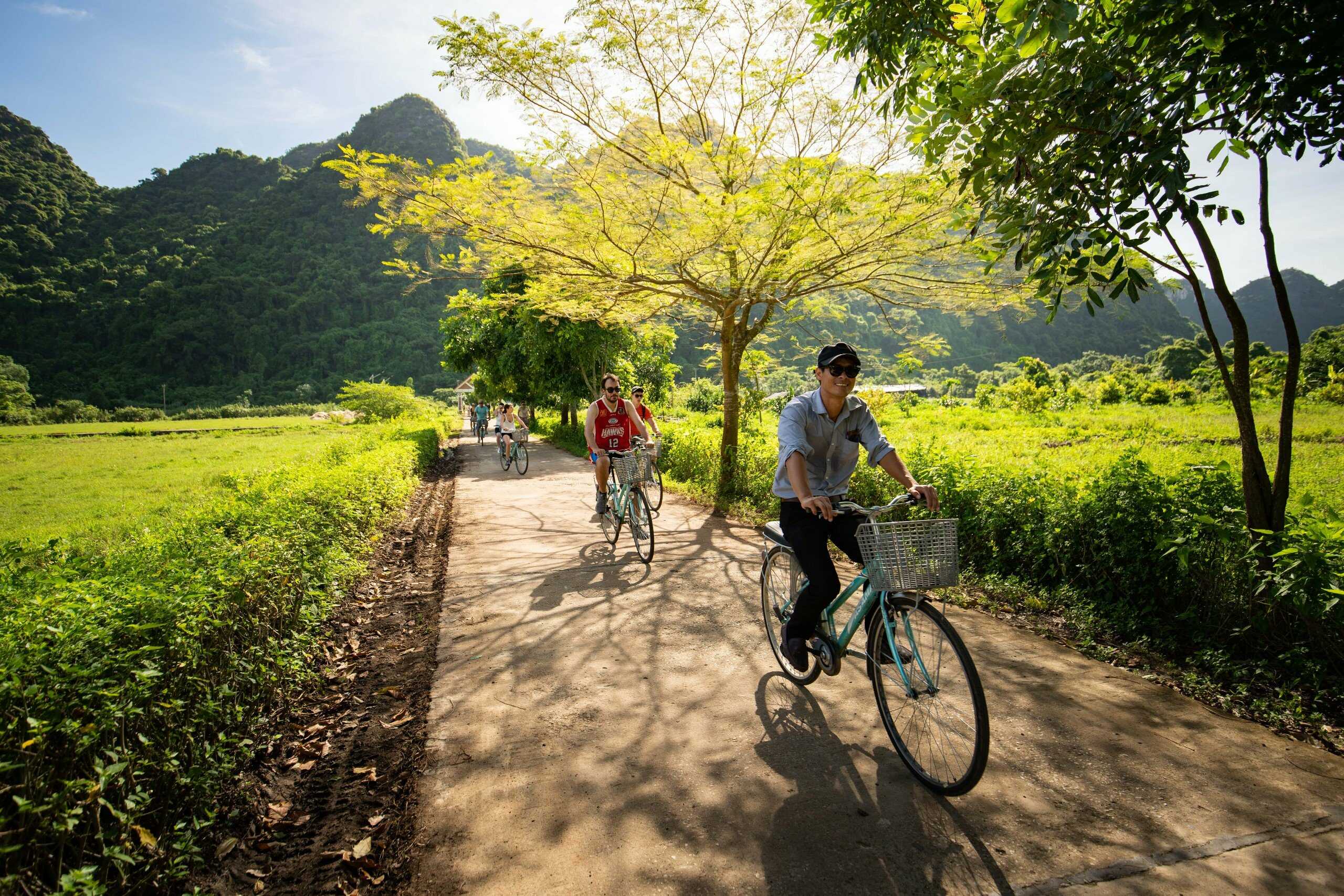 biking-to-explore-viet-hai-village