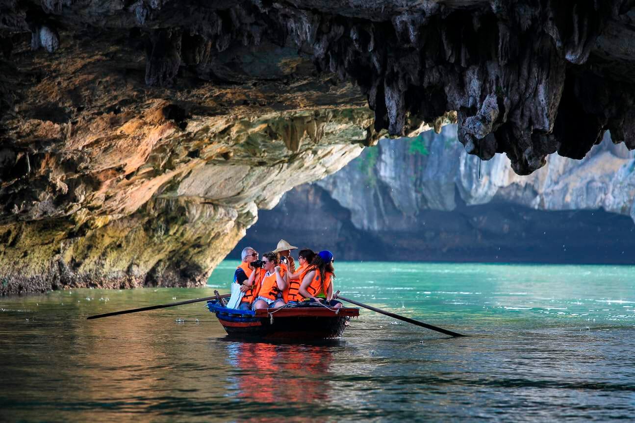 kayak-dark-bright-cave-lan-ha-bay