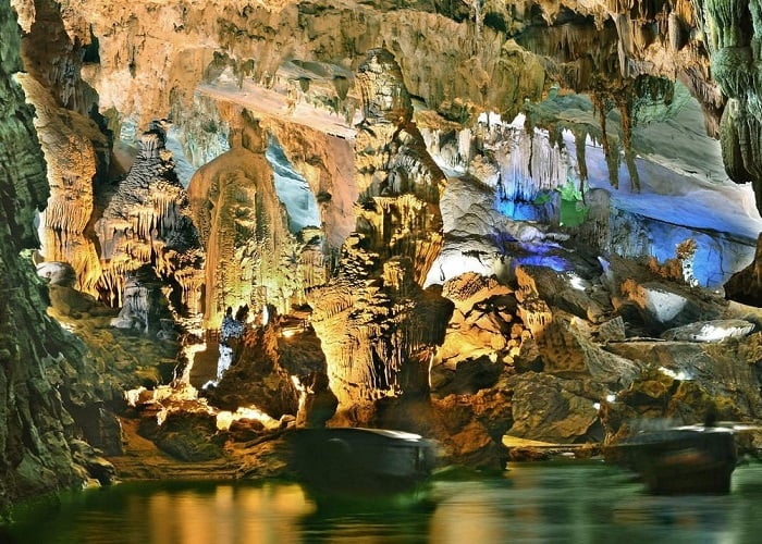 thien-canh-son-cave-halong-tour